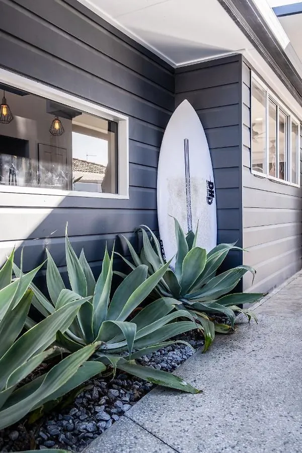 Pet Friendly House Opposite Bokarina Beach Kawana Waters Ferienhaus