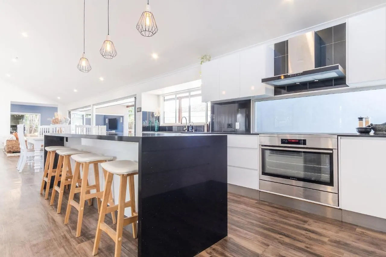 Pet Friendly House Opposite Bokarina Beach Kawana Waters Ferienhaus