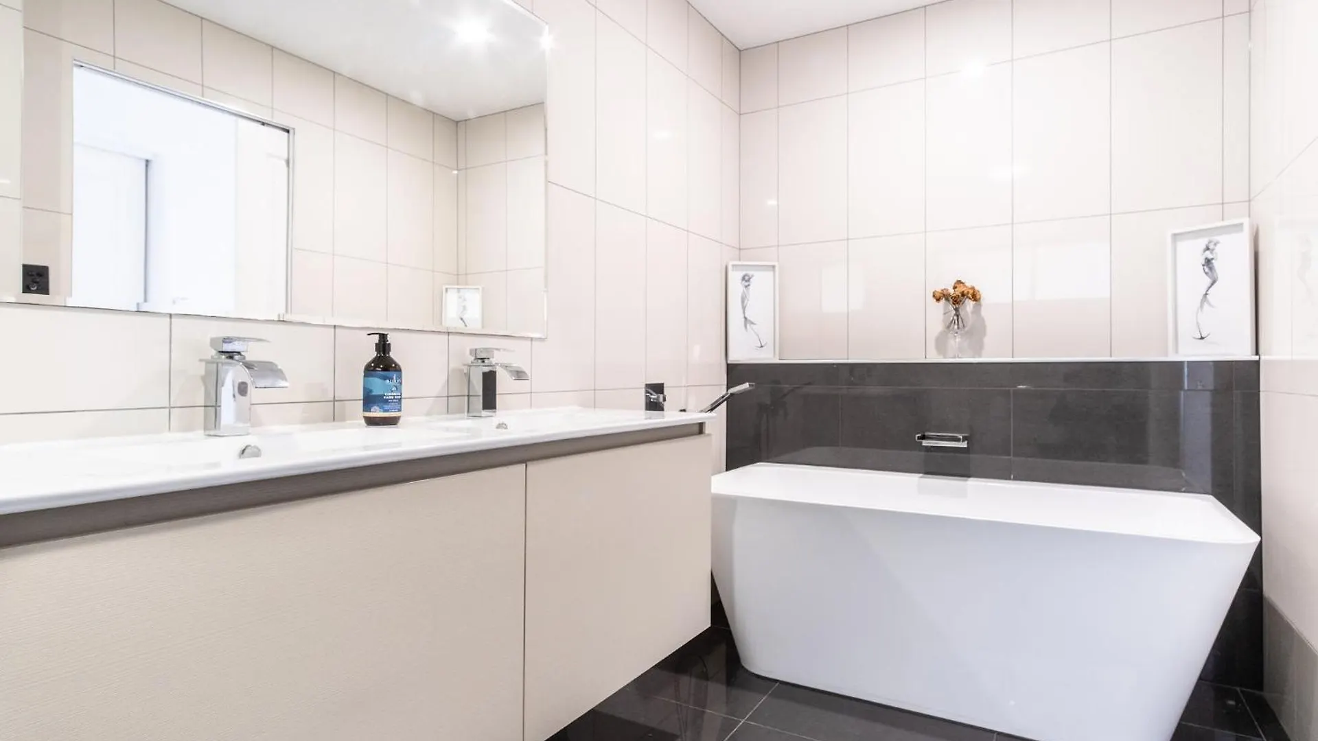 Pet Friendly House Opposite Bokarina Beach Kawana Waters Holiday home
