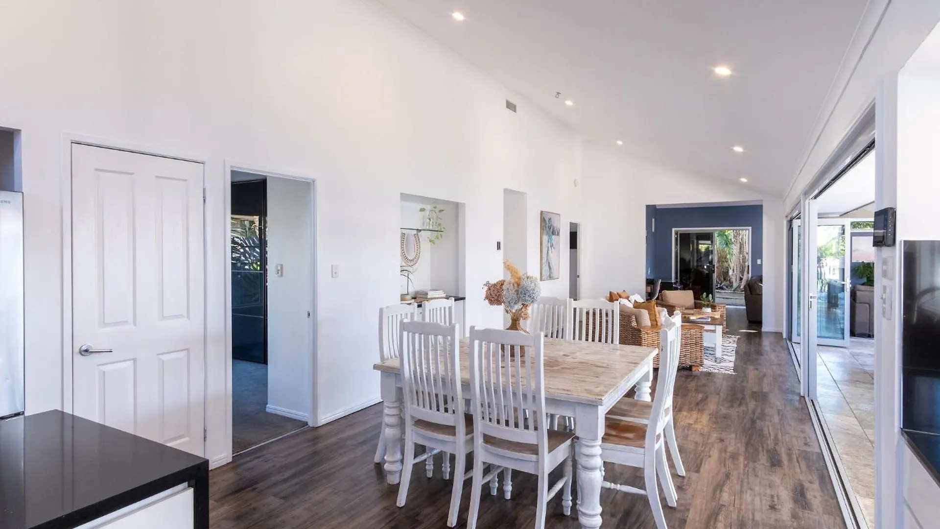 Pet Friendly House Opposite Bokarina Beach Kawana Waters Ferienhaus