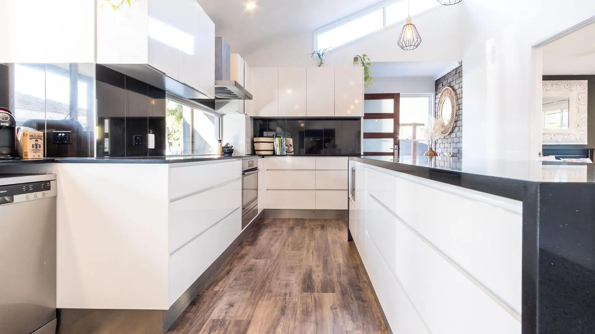 Pet Friendly House Opposite Bokarina Beach Kawana Waters