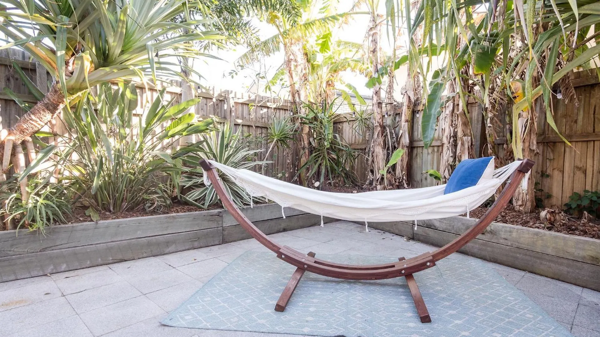 Pet Friendly House Opposite Bokarina Beach Kawana Waters Ferienhaus