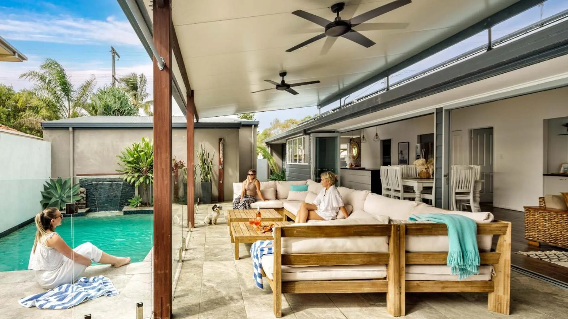 Pet Friendly House Opposite Bokarina Beach Kawana Waters